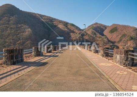 宮城県七ヶ宿町 七ヶ宿ダム天端道路と山並み風景 宮城県七ヶ宿町 七ヶ宿ダム天端道路と山並み風景 136054524