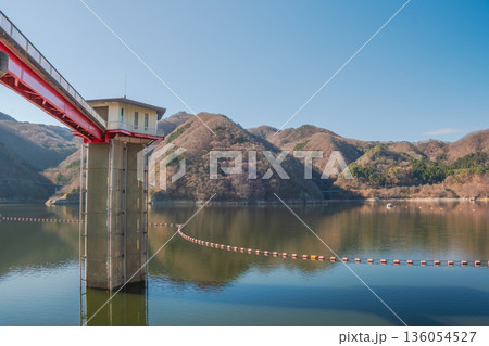 宮城県七ヶ宿町 七ヶ宿ダム取水塔と湖面の風景 宮城県七ヶ宿町 七ヶ宿ダム取水塔と湖面の風景 136054527