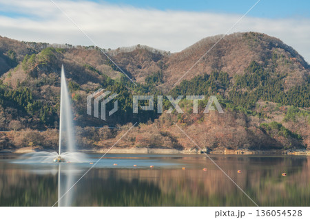 宮城県七ヶ宿町 七ヶ宿ダム湖の噴水と山景色 136054528