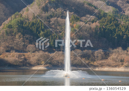 宮城県七ヶ宿町 七ヶ宿ダム湖の高く噴き上がる噴水 136054529