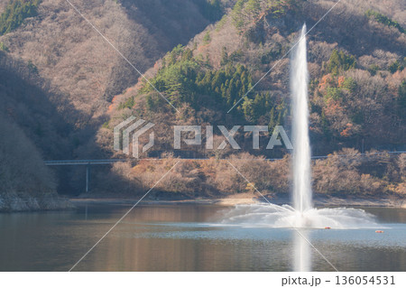 宮城県七ヶ宿町 七ヶ宿ダム湖に立ち上がる噴水 136054531