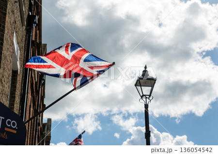 眩しい明るい日差しの下で翻るイギリスの国旗のユニオンジャック　ロンドン郊外のウィンザーの街並み 136054542