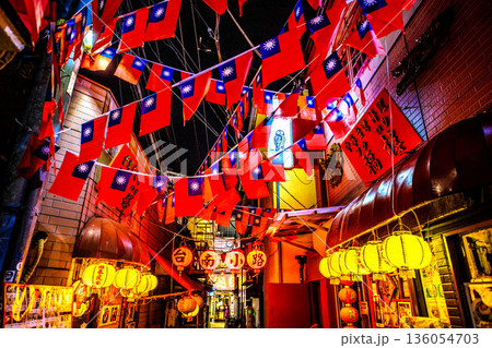 日本の横浜都市景観2月1日。 横浜中華街の台南小路などを望む 136054703