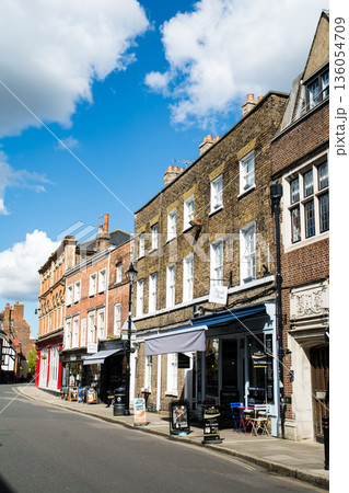 明るい日差しの下の格子窓のついたレンガ造りの歴史的な建物　ロンドン郊外のウィンザーの街並み 136054709