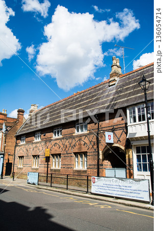 明るい日差しの下の格子窓のついたレンガ造りの歴史的な建物 ロンドン郊外のウィンザーの街並み 明るい日差しの下の格子窓のついたレンガ造りの歴史的な建物 ロンドン郊外のウィンザーの街並み 136054714