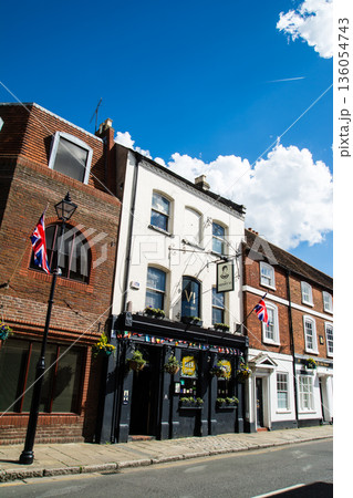 明るい日差しの下の格子窓のついたレンガ造りの歴史的な建物 ロンドン郊外のウィンザーの街並み 明るい日差しの下の格子窓のついたレンガ造りの歴史的な建物 ロンドン郊外のウィンザーの街並み 136054743