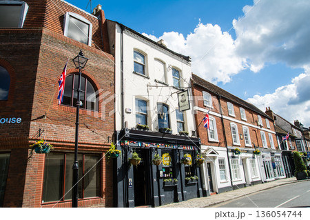 明るい日差しの下の格子窓のついたレンガ造りの歴史的な建物　ロンドン郊外のウィンザーの街並み 136054744