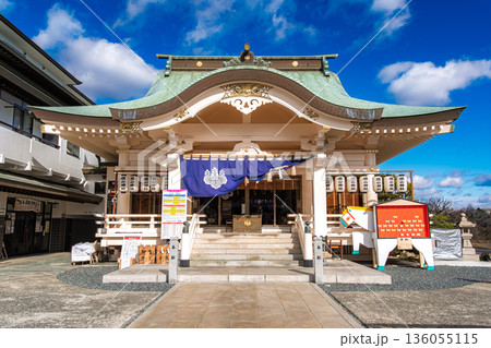 岡山市 青空の下に佇む岡山神社の拝殿 136055115