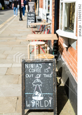 明るい日差しの下の歩道脇に置かれた小さい黒板に英語で書かれた看板 ロンドン郊外のウィンザーの街並み 明るい日差しの下の歩道脇に置かれた小さい黒板に英語で書かれた看板 ロンドン郊外のウィンザーの街並み 136055362
