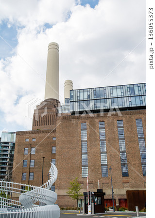 ガラス張りの近代的な高層ビルとマンション ロンドンの再開発されたバタシーの街並み ガラス張りの近代的な高層ビルとマンション ロンドンの再開発されたバタシーの街並み 136055373