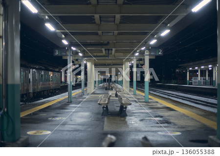 夜のホームに停車する電車 136055388