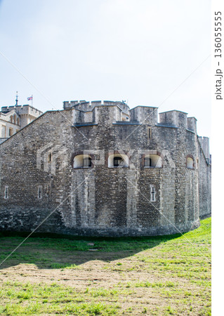 明るい日差しの下の歴史的な要塞のロンドン塔の石造りの建物　タワー・オブ・ロンドン 136055555