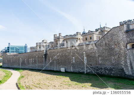 明るい日差しの下の歴史的な要塞のロンドン塔の石造りの建物　タワー・オブ・ロンドン 136055556