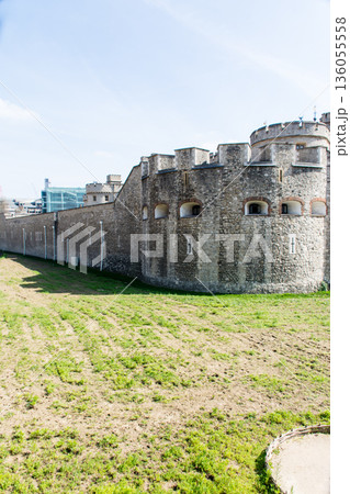 明るい日差しの下の歴史的な要塞のロンドン塔の石造りの建物 タワー・オブ・ロンドン 明るい日差しの下の歴史的な要塞のロンドン塔の石造りの建物 タワー・オブ・ロンドン 136055558