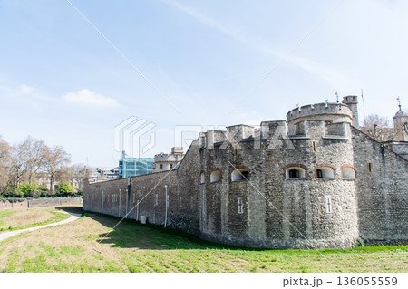 明るい日差しの下の歴史的な要塞のロンドン塔の石造りの建物　タワー・オブ・ロンドン 136055559