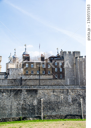 明るい日差しの下の歴史的な要塞のロンドン塔の石造りの建物 タワー・オブ・ロンドン 明るい日差しの下の歴史的な要塞のロンドン塔の石造りの建物 タワー・オブ・ロンドン 136055563