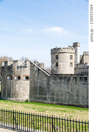 明るい日差しの下の歴史的な要塞のロンドン塔の石造りの建物 タワー・オブ・ロンドン 明るい日差しの下の歴史的な要塞のロンドン塔の石造りの建物 タワー・オブ・ロンドン 136055564