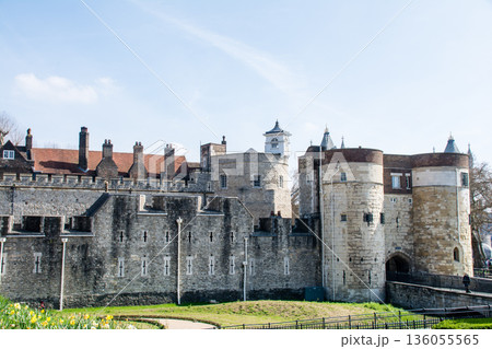 明るい日差しの下の歴史的な要塞のロンドン塔の石造りの建物　タワー・オブ・ロンドン 136055565
