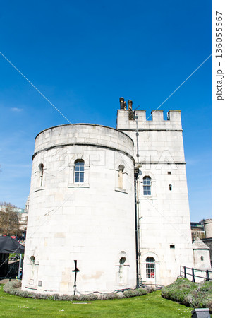 明るい日差しの下の歴史的な要塞のロンドン塔の石造りの建物 タワー・オブ・ロンドン 明るい日差しの下の歴史的な要塞のロンドン塔の石造りの建物 タワー・オブ・ロンドン 136055567
