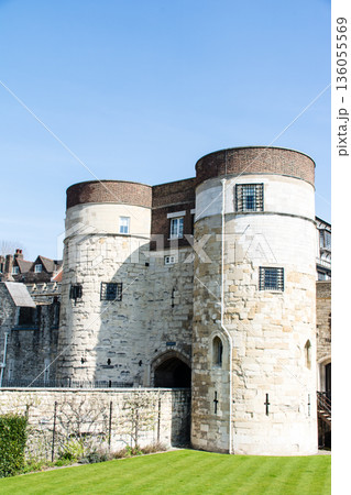 明るい日差しの下の歴史的な要塞のロンドン塔の石造りの建物 タワー・オブ・ロンドン 明るい日差しの下の歴史的な要塞のロンドン塔の石造りの建物 タワー・オブ・ロンドン 136055569