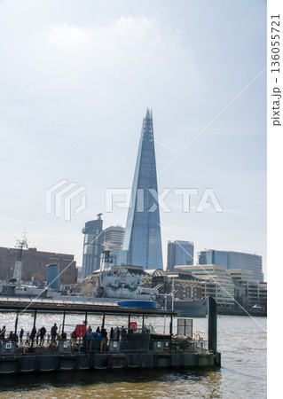 明るい日差しの下でテームズ川沿いにそびえたつガラス張りで超高層ビルのザ・シャード 136055721