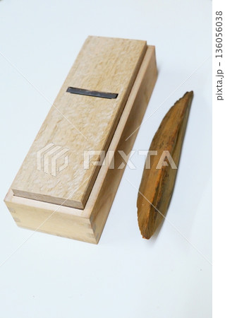 日本の料理　鰹節とカンナ 136056038