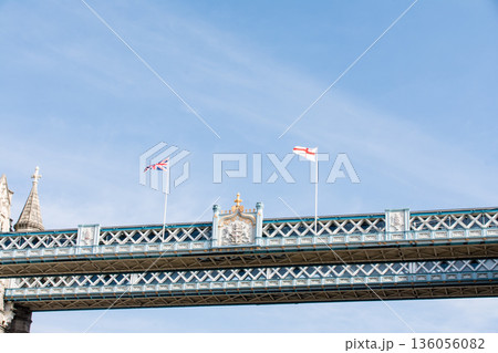 ロンドンの真ん中を通り抜けるテームズ川にかかる大きな歴史的な石造りの跳開橋のタワー・ブリッジ 136056082