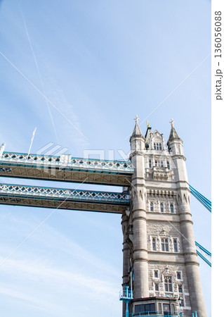ロンドンの真ん中を通り抜けるテームズ川にかかる大きな歴史的な石造りの跳開橋のタワー・ブリッジ ロンドンの真ん中を通り抜けるテームズ川にかかる大きな歴史的な石造りの跳開橋のタワー・ブリッジ 136056088