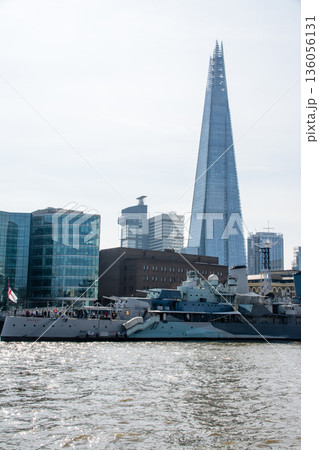 明るい日差しの下でテームズ川沿いにそびえたつガラス張りで超高層ビルのザ・シャード 136056131