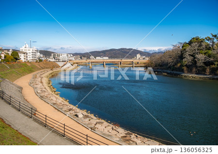 岡山市 旭川河川敷の遊歩道「旭川おしろみち」と鶴見橋の風景 岡山市 旭川河川敷の遊歩道「旭川おしろみち」と鶴見橋の風景 136056325