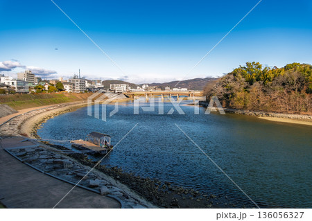 岡山市 旭川河川敷の遊歩道「旭川おしろみち」と鶴見橋の風景 岡山市 旭川河川敷の遊歩道「旭川おしろみち」と鶴見橋の風景 136056327