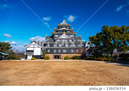 岡山市 青空の下にそびえる岡山城(烏城)天守閣 岡山市 青空の下にそびえる岡山城(烏城)天守閣 136056334