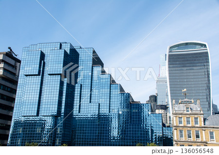テームズ川沿いに立ち並ぶロンドンの中心街の近代的なガラス張りのビル群 テームズ川沿いに立ち並ぶロンドンの中心街の近代的なガラス張りのビル群 136056548