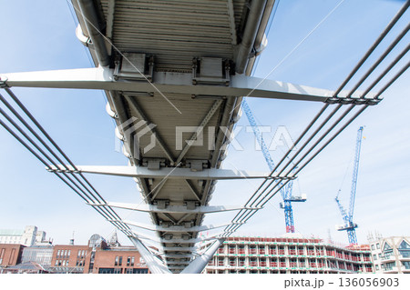 ロンドンの中心を流れるテームズ川にかかるミレニアム・ブリッジとロンドン中心街の歴史的な建物 ロンドンの中心を流れるテームズ川にかかるミレニアム・ブリッジとロンドン中心街の歴史的な建物 136056903