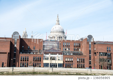 ロンドンの中心を流れるテームズ川沿いに立ち並ぶロンドン中心街の歴史的な赤レンガの建物とセントポール ロンドンの中心を流れるテームズ川沿いに立ち並ぶロンドン中心街の歴史的な赤レンガの建物とセントポール 136056905