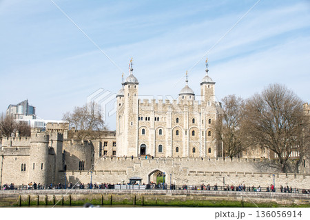 明るい日差しの下の歴史的な要塞のロンドン塔の石造りの建物　タワー・オブ・ロンドン 136056914