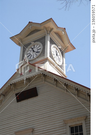 歴史を感じる札幌市時計台の佇まい 136059571