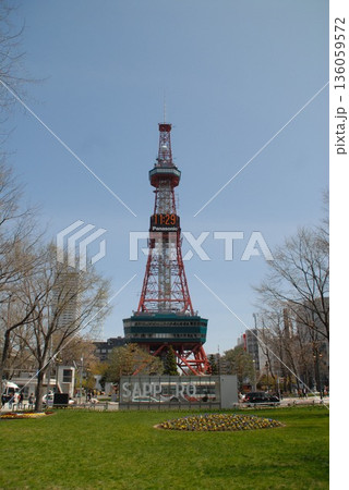 春の街並みにそびえる札幌テレビ塔 136059572