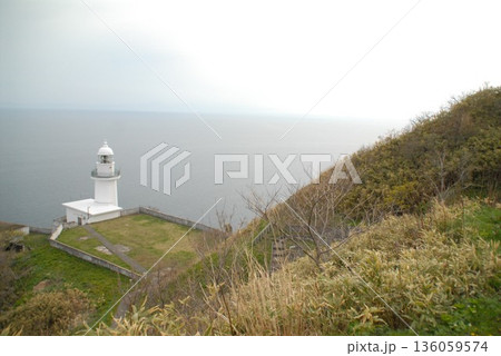 崖の上に立つ白い灯台と海の風景 崖の上に立つ白い灯台と海の風景 136059574