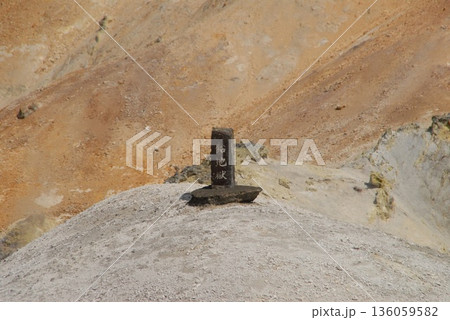登別地獄谷の石碑と火山性地形 登別地獄谷の石碑と火山性地形 136059582