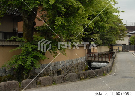 静かな道沿いの美しい川と緑豊かな風景 静かな道沿いの美しい川と緑豊かな風景 136059590