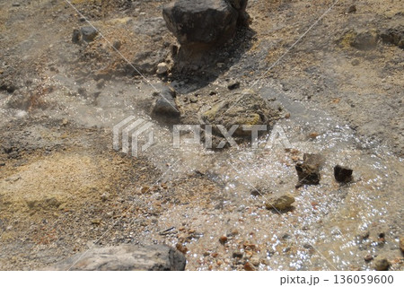 自然の中の温泉の湧き出しと岩石 自然の中の温泉の湧き出しと岩石 136059600