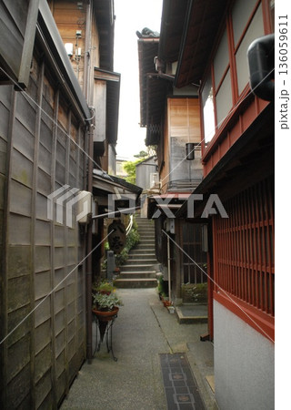 静かな裏路地の風景と階段風情を 静かな裏路地の風景と階段風情を 136059611