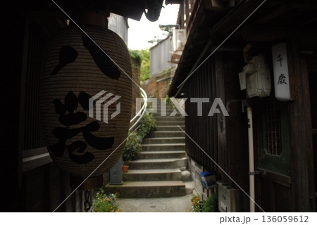 提灯が照らす伝統的な街並みの情景 提灯が照らす伝統的な街並みの情景 136059612