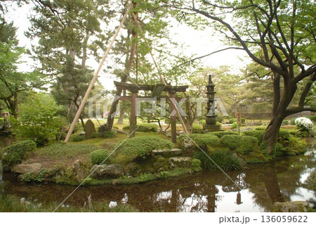 美しい庭園の風景と石灯篭 美しい庭園の風景と石灯篭 136059622