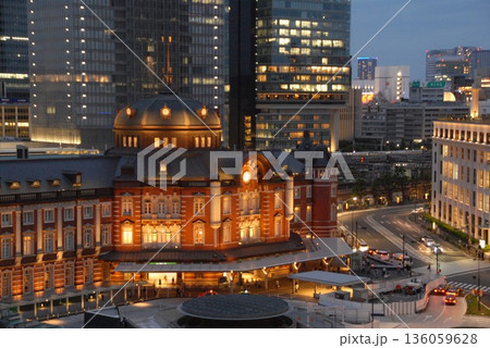 東京駅の夜景と周辺の都市景観 136059628