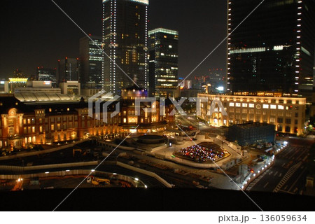 東京駅と高層ビル群の美しい夜景 東京駅と高層ビル群の美しい夜景 136059634