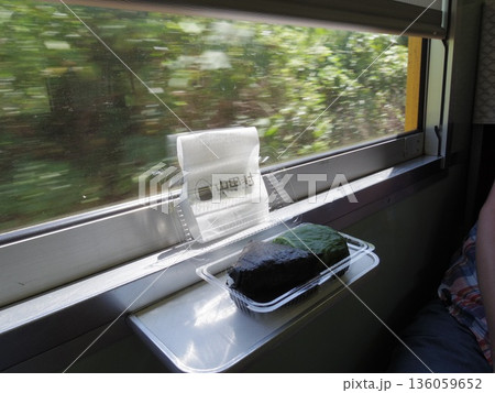 電車の窓際に置かれた朴葉寿司と景色 電車の窓際に置かれた朴葉寿司と景色 136059652