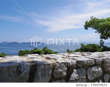 海岸の石垣越しに見る青い海と空 海岸の石垣越しに見る青い海と空 136059653