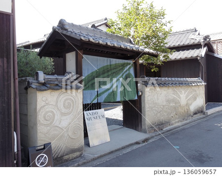 日本の伝統的な家屋の玄関と庭園 日本の伝統的な家屋の玄関と庭園 136059657